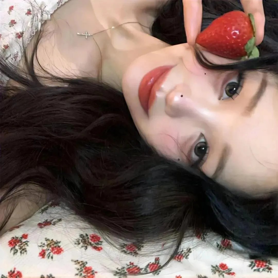 濠河边上的女人